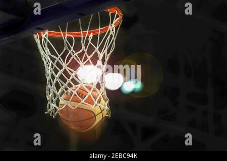 Toronto Pan American Games 2015: Il basket fuso ufficiale segna due punti in una scena di gamma dinamica con retroilluminazione e un backg quasi nero Foto Stock