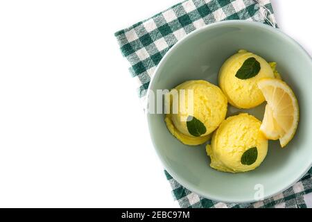 Paletta per gelato al limone decorata con foglie di menta in una ciotola isolato su sfondo bianco Foto Stock