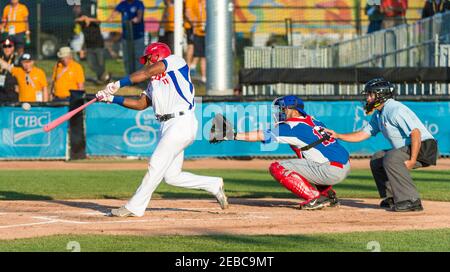 Toronto Panam Baseball 2015-Cuba vs Repubblica Dominicana: Yosvany Alarcon (Cuba 11) vince il duello con il lanciatore Adalberto Mendez colpendo una doppietta Foto Stock