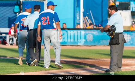 Toronto Panam Baseball 2015-Cuba vs Repubblica Dominicana: Il manager dominicano Denio Gonzales viene a terminare l'argomento e prende il suo allenatore via. Foto Stock