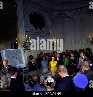 First Lady vede il modello del Centro Culturale Nazionale di Newport, Rhode Island. First Lady Jacqueline Kennedy (al centro, con abiti gialli), si affaccia su un modello architettonico del Centro Culturale Nazionale durante una cerimonia inaugurale presso il palazzo Elms a Newport, Rhode Island. Inoltre: Attrice, Geraldine Page; intrattenitore, Danny Kaye; presidente del Washington Area Campaign Committee per il Centro Culturale Nazionale, Janet Auchincloss; direttore musicale della Boston Symphony Orchestra, Erich Leinsdorf; Hugh D. Auchincloss; architetto, Edward Durell Stone; membro del Advisory Commit Foto Stock