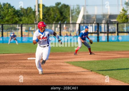 Toronto Panam Baseball 2015-Cuba vs Repubblica Dominicana: Yosvany Alarcon ruba la terza base davanti al lanciatore Adalberto Mendez. Più tardi segnerà messo Foto Stock