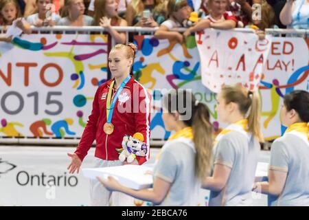 Toronto Panam Games 2015: Cerimonia di Medaglia per la finale del pavimento femminile in ginnastica artistica. First Place e Gold Ellie Black dal Canada (abiti rossi) Foto Stock