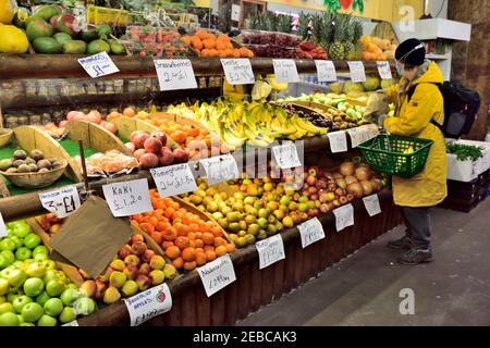 Negozio di frutta e verdura all'interno con il cliente che sceglie il cibo Foto Stock