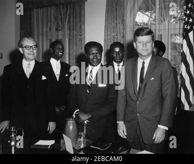 Incontro con Apollo Milton Obote, primo Ministro dell'Uganda, ore 16:03. Incontro del Presidente John F. Kennedy con il primo Ministro dell'Uganda, A. Milton Obote, nella Sala del Gabinetto della Casa Bianca, Washington, D.C. da sinistra a destra: Ministro delle Finanze e dell'Economia dell'Uganda, James Simpson; Ministro della Giustizia dell'Uganda, Grace Ibingira; primo Ministro Obote; Segretario Generale del Congresso ugandese People0027s, John Kakonge; Presidente Kennedy; Rappresentante designato presso le Nazioni Unite (ONU) dall'Uganda, Apollo Kironde (sul retro, per lo più nascosto). Foto Stock