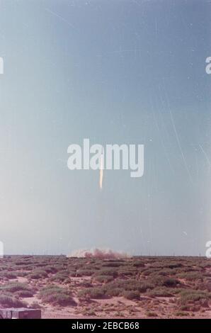 Viaggio negli Stati occidentali: White Sands Missile Range, New Mexico. Vista del lancio di un missile durante le dimostrazioni alla White Sands Missile Range a White Sands, New Mexico, alla presenza del presidente John F. Kennedy. [Note: I graffi presenti nell'immagine sono da originali a negativi.] Foto Stock