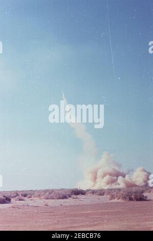 Viaggio negli Stati occidentali: White Sands Missile Range, New Mexico. Vista del lancio di un missile durante le dimostrazioni alla White Sands Missile Range a White Sands, New Mexico, alla presenza del presidente John F. Kennedy. [Note: I graffi presenti nell'immagine sono da originali a negativi.] Foto Stock