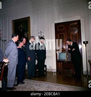 Il presidente Kennedy vede l'ascensore del 1° volo orbitale con equipaggio statunitense. Il presidente John F. Kennedy e altri guardano la copertura televisiva dell'astronauta tenente colonnello John H. Glenn, Jr. U0027s Lift-off da Cape Canaveral, Florida, a bordo di Mercury-Atlas 6 (noto anche come Friendship 7) sul primo volo orbitale con equipaggio statunitense. (L-R) Consiglio speciale al presidente Ted Sorensen (per lo più nascosto a sinistra), membro del Congresso Hale Boggs della Louisiana, presidente della Camera dei rappresentanti John W. McCormack (nascosto, con la mano sulla spalla del congressista Albertu0027s), membro del Congresso Carl Albert di Oklahom Foto Stock