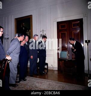 Il presidente Kennedy vede l'ascensore del 1° volo orbitale con equipaggio statunitense. Il presidente John F. Kennedy e altri guardano la copertura televisiva dell'astronauta tenente colonnello John H. Glenn, Jr. U0027s Lift-off da Cape Canaveral, Florida, a bordo di Mercury-Atlas 6 (noto anche come Friendship 7) sul primo volo orbitale con equipaggio statunitense. (L-R) Consiglio speciale al presidente Ted Sorensen, membro del Congresso Hale Boggs della Louisiana, presidente della Camera dei rappresentanti John W. McCormack (per lo più nascosto, con la mano sulla spalla del congressista Albertu0027s), membro del Congresso Carl Albert dell'Oklahoma, senatore Hubert Hum Foto Stock