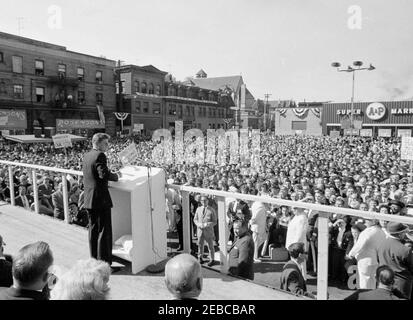 Campagna del Congresso: Monessen, Pennsylvania, rally. Il presidente John F. Kennedy ha espresso le sue osservazioni a un raduno della campagna del Congresso a Monessen, Pennsylvania. Foto Stock