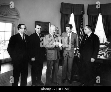 Presentazione di una donazione al 1962 United Givers Fund (UGF), ore 12. Il presidente John F. Kennedy presenta un assegno per un importo di 220,000 dollari dai fondi del Comitato inaugurale del 1961 ai rappresentanti del United Givers Fund della National Capital Area (UGF). Da sinistra a destra: Consigliere generale del Comitato Inaugurale del 1961, Fred M. Vinson, Jr.; Presidente dell'UGF, William Calomiris; Presidente dell'UGF, Mark Sullivan, Jr. (Assegno in carica); Presidente Kennedy; Presidente del Comitato Inaugurale del 1961, Edward H. Foley. Ufficio ovale, Casa Bianca, Washington, D.C. Foto Stock