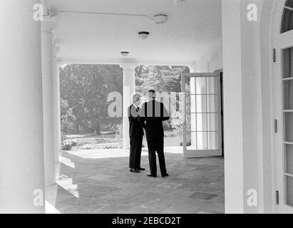 Incontro con il procuratore generale Robert F. Kennedy (RFK). Il presidente John F. Kennedy incontra il procuratore generale Robert F. Kennedy (a sinistra) nella West Wing Colonnade fuori dall'Oval Office, Casa Bianca, Washington, D.C. il presidente Kennedy si affaccia lontano dalla macchina fotografica; porta aperta a destra conduce all'interno dell'Oval Office. Foto Stock