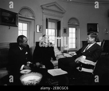 Incontro con Shigeru Yoshida, ex primo Ministro del Giappone, ore 16:28. Il presidente John F. Kennedy incontra l'ex primo ministro giapponese Shigeru Yoshida. (L-R) Koichiro Asakai, Ambasciatore negli Stati Uniti dal Giappone; primo Ministro Shigeru Yoshida; Presidente Kennedy. Ufficio ovale, Casa Bianca, Washington, D.C. Foto Stock