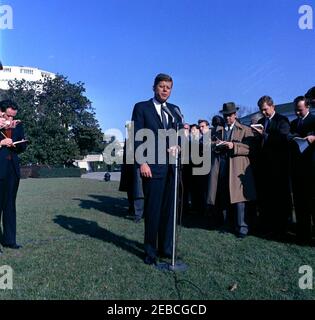 Osservazioni alla stampa in seguito al 1° volo orbitale con equipaggio statunitense, ore 15:27. Il presidente John F. Kennedy (in piedi ai microfoni) rilascia una dichiarazione alla stampa dopo l'astronauta tenente colonnello John H. Glenn, Jr. U0027s volo orbitale riuscito a bordo di Mercury-Atlas 6, anche conosciuto come amicizia 7. Tom Wicker, giornalista politico di Washington per il New York Times, è secondo da destra; altri giornalisti non sono identificati. West Wing Lawn, Casa Bianca, Washington, D.C. Foto Stock