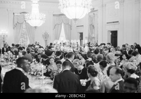 Accoglienza diplomatica alle 18:00. Gli ospiti frequentano un ricevimento diplomatico presso la Casa Bianca. Tra le foto figurano: Assistente speciale al presidente, Federico G. Dutton (a sinistra); ambasciatore di Dahomey, Louis Ignacio-Pinto (a destra, faccia parzialmente nascosta). Camera Est, Casa Bianca, Washington, D.C. Foto Stock