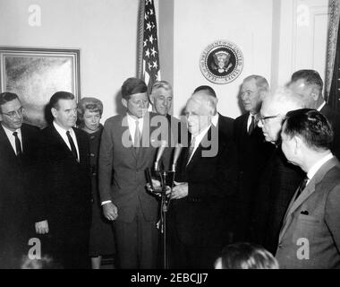 Presentazione di una medaglia d'oro del Congresso a Robert Frost, ore 12. Il presidente John F. Kennedy presenta una medaglia d'oro del Congresso al poeta Robert Frost nella Sala dei pesci (Sala della Conferenza), Casa Bianca, Washington, D.C. (L-R), Rappresentante Edward P. Boland del Massachusetts; Rappresentante James A. Burke del Massachusetts; Erma Lee Udall (moglie del Segretario dell'interno Stewart Udall); Presidente Kennedy; Senatore Leverett Saltonstall del Massachusetts; Robert Frost; Segretario Udall (principalmente nascosto dietro Frost); senatore A. Willis Robertson della Virginia; senatore George Aiken del Vermont; Vice preside Foto Stock