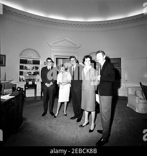 Visita di Judy Garland, Danny Kaye, Carol Burnet e Richard Adler, 12:30. Il presidente John F. Kennedy visita con gli animatori dell'Ufficio ovale. Da sinistra a destra: compositore, Richard Adler; Judy Garland; presidente Kennedy; Carol Burnet; Danny Kaye. White House, Washington, D.C. Foto Stock