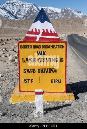 Segnale di avvertimento stradale, Ulley Valley, Ladakh Foto Stock