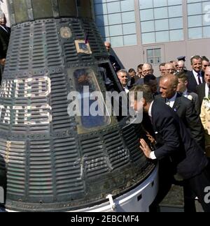 Presentazione della NASA (National Aeronautics and Space Administration) Distinguished Service Medal (DSM) all'astronauta John Herschel Glenn, Jr., a Cape Canaveral. Il presidente John F. Kennedy e l'astronauta tenente colonnello John Glenn, Jr. Guardano all'interno della capsula spaziale amicizia 7 dopo la cerimonia di presentazione della National Aeronautics and Space Administration (NASA), medaglia di servizio distinta al tenente colonnello Glenn a Hangar u0027S,u2019 Cape Canaveral Air Force Station, Brevard County, Florida. L'amicizia 7 portò Glenn in orbita intorno alla terra tre volte. Quelli che cercano o Foto Stock