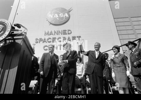 Presentazione della NASA (National Aeronautics and Space Administration) Distinguished Service Medal (DSM) all'astronauta John Herschel Glenn, Jr., a Cape Canaveral. L'astronauta tenente colonnello John H. Glenn, Jr. Si presenta alla folla durante la cerimonia di presentazione della sua Medaglia di Servizio alla Hangar u2018S,u2019 Cape Canaveral Air Force Station, Brevard County, Florida. (L-R) Direttore del Centro Spacecraft presidiato Dr. Robert Gilruth (principalmente nascosto dietro il leggio), Amministratore della NASA James E. Webb, comando astronauta Lieutenant Foto Stock