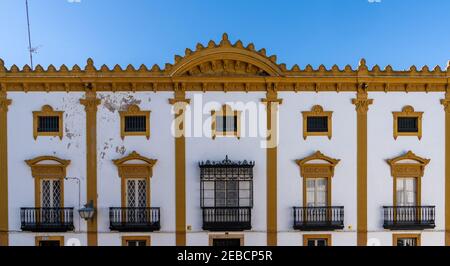 Un edificio di architettura di stile Spagnolo in bianco e giallo Centro di Zafra Foto Stock