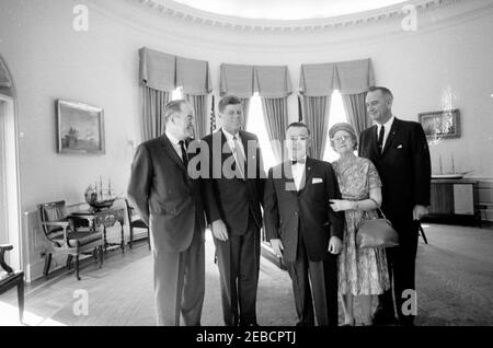 Visita del Vice Presidente Lyndon B. Johnson (LBJ), del Senatore Hubert H. Humphrey, Jr. (Minnesota), u0026 ospiti. Il presidente John F. Kennedy visita il vicepresidente Lyndon B. Johnson (a destra), il senatore Hubert H. Humphrey, Jr. Del Minnesota (a sinistra), e due ospiti non identificati nell'ufficio ovale. White House, Washington, D.C. [le macchie bianche sul lato destro dell'immagine sono originali al negativo.] Foto Stock