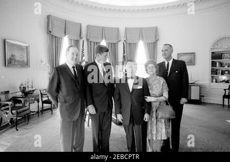 Visita del Vice Presidente Lyndon B. Johnson (LBJ), del Senatore Hubert H. Humphrey, Jr. (Minnesota), u0026 ospiti. Il presidente John F. Kennedy visita il vicepresidente Lyndon B. Johnson (a destra), il senatore Hubert H. Humphrey, Jr. Del Minnesota (a sinistra), e due ospiti non identificati nell'ufficio ovale. White House, Washington, D.C. Foto Stock