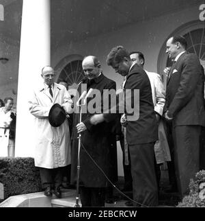 Cerimonia di benvenuto al ritorno della delegazione degli Stati Uniti alla Conferenza di Punta del Este, alle 14:10. Il Segretario di Stato Dean Rusk parla del ritorno della delegazione alla Conferenza di Punta del Este in Uruguay. (L-R) Segretario Rusku2019s moglie Virginia Rusk (a sinistra del pilastro); Senatore Bourke Hickenlooper dell'Iowa; Segretario Rusk; Presidente John F. Kennedy; Rappresentante Armistead Selden, Jr. Dell'Alabama (parzialmente nascosto); DeLesseps Morrison, Ambasciatore degli Stati Uniti presso l'Organizzazione degli Stati americani. La caduta di neve è visibile. Rose Garden, Casa Bianca, Washington, D.C. Foto Stock