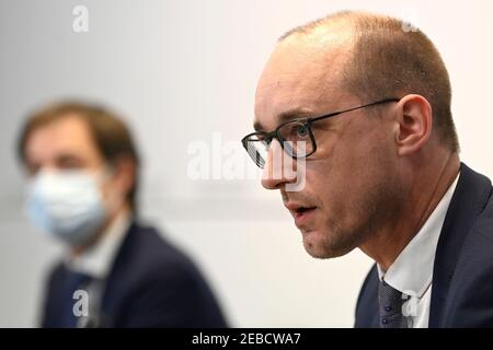 Il vice primo ministro e il ministro delle finanze Vincent Van Peteghem hanno illustrato durante una conferenza stampa del governo federale, a Bruxelles, venerdì 12 febbraio Foto Stock