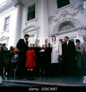 Ricevimento per l'astronauta John Herschel Glenn, Jr., 11:55. L'ingegnere commissario del Distretto di Columbia Brigadier generale Frederick J. Clarke (centro a sinistra, nel profilo) presenta l'astronauta tenente colonnello John H. Glenn, Jr. (Centro) con una chiave per la città durante un ricevimento in onore del tenente colonnello Glenn. Il presidente John F. Kennedy (in profilo) e la sua nipote, Maria Shriver (di nuovo alla macchina fotografica, indossando cappotto rosso), guardano da sinistra; il vice presidente Lyndon B. Johnson (cappello di tenuta) e l'amministratore della National Aeronautics and Space Administration (NASA) James E. Webb (a destra del vice presidente J Foto Stock