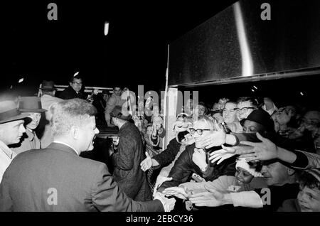 Raccolta di fondi democratica e cena di compleanno a Columbus, Ohio, in onore del governatore Michael DiSalle dell'Ohio, 19:05. Il presidente John F. Kennedy saluta una folla dopo il suo arrivo a Columbus, Ohio. James u201cMikeu201d Mastrovito (parzialmente nascosto) è l'agente del servizio segreto James u201cMikeu201d a destra del presidente. Foto Stock