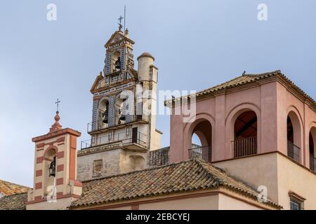 Ecija, Spagna - 1 febbraio 2021: Il Chruch di San Francisco alla Plaza de Espana nel centro di Ecija Foto Stock