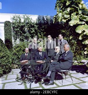 Incontro con Arturo Frondizi, Presidente Argentina, a Palm Beach, ore 12. Il presidente John F. Kennedy incontra il presidente argentino Arturo Frondizi, nella casa di C. Michael Paul a Palm Beach, Florida. Seduto (L-R): Ministro degli Esteri argentino, Dr. Miguel Angel Cu00e1rcano; Presidente Kennedy; Presidente Frontizi; Ambasciatore argentino negli Stati Uniti, Dr. Emilio Donato del Carril. In piedi (L-R): Segretario di Stato aggiunto per gli affari interamericani, Robert Woodward; Dr. Carlos Ortiz de Rosas e Dr. Oscar Camilion, entrambi della sede estera argentina. Foto Stock