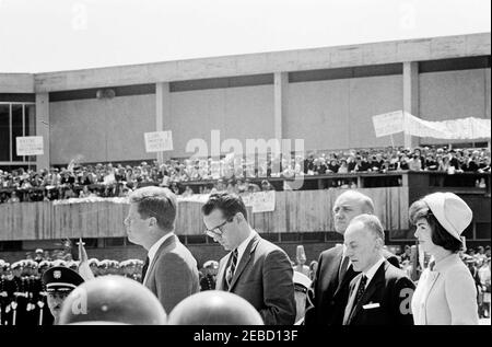 Viaggio in Sud America: Bogotu00e1, Colombia, arrivo, 10:50. Il presidente John F. Kennedy parla ad una cerimonia che segna il suo arrivo all'aeroporto El Dorado di Bogotu00e1, Colombia. Altri (L-R): Non identificato; Ambasciatore degli Stati Uniti in Colombia Fulton Freeman; Presidente della Colombia Alberto Lleras Camargo; First Lady Jacqueline Kennedy. Foto Stock