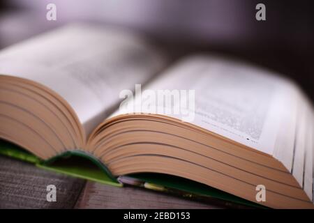 Composizione con il libro aperto sul tavolo. Foto Stock