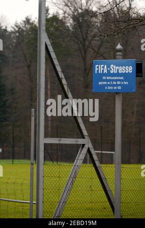 Fondo del cartello FIFA Street presso la sede dell'organizzazione a Zurigo. Sullo sfondo c'è un campo da gioco di calcio tenuto in modo impeccabile. Foto Stock