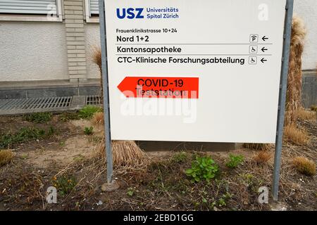 Cartello dell'Ospedale Universitario di Zurigo che mostra le indicazioni in tedesco e la freccia a forma di cartello per il coronavirus, covid-19 centro di test o stazione. Foto Stock