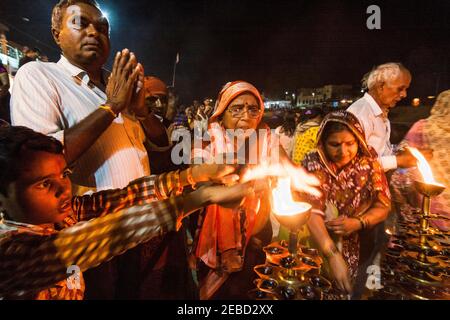 Chitrakoot, Madhya Pradesh, India : i pellegrini adorano le fiamme della cerimonia serale degli aarti a Ramphat sul fiume Mandakini dove durante il loro exi Foto Stock