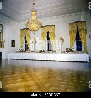 Camere Casa Bianca, decorazioni natalizie: Camera Est, Sala Rossa, Sala Verde, Sala Blu, Sala da pranzo di Stato, Sala Croce. Set da tavolo con piatti e decorazioni natalizie (composizioni floreali e candele). Camera Est, Casa Bianca, Washington, D.C. Foto Stock