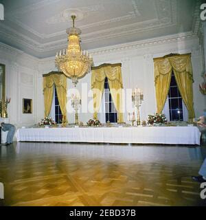 Camere Casa Bianca, decorazioni natalizie: Camera Est, Sala Rossa, Sala Verde, Sala Blu, Sala da pranzo di Stato, Sala Croce. Set da tavolo con piatti e decorazioni natalizie (composizioni floreali e candele). Camera Est, Casa Bianca, Washington, D.C. Foto Stock