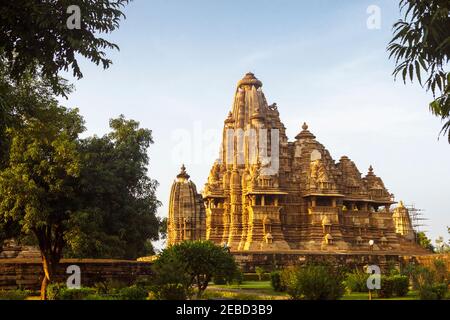 Khajuraho, Madhya Pradesh, India : Tempio di Kandariya Mahaeva, parte del gruppo occidentale del patrimonio mondiale dell'UNESCO Khajuraho Gruppo di Chandela Foto Stock