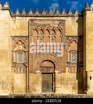 Cordova, Spagna - 30 gennaio 2021: Vista dettagliata di una porta e archi a ferro di cavallo nella Moschea Cattedrale di Cordoba Foto Stock