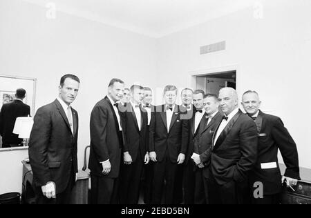 Football Hall of Fame Dinner, New York City, 10:00. Il presidente John F. Kennedy è in piedi con i partecipanti alla Football Hall of Fame Dinner. L-R: Membro dello staff della White House Army Signal Agency (WHASA), Jack Rubley; allenatore di football dell'Università dell'Alabama, Paul u0022Bearu0022 Bryant; membro dello staff della WHASA, John J. Cochran (a ritroso); quartierback dell'Università dell'Alabama, Pat Trammel; presidente dell'Università dell'Alabama, Dr. Frank Rose; presidente Kennedy; sportscaster, Mel Allen; University of Alabama Sports Hall of Famer, Young Boozer, Jr.; Birmingham News scrittore di sport, Benny Marshall; Alabama uomo d'affari, a. Foto Stock