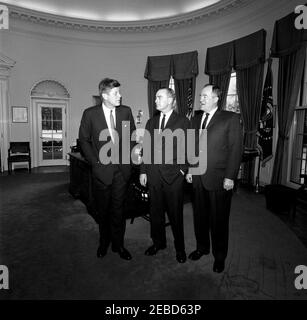 Incontro con il Senatore Hubert H. Humphrey, Jr. (Minnesota), 10:37. Il presidente John F. Kennedy e il senatore Hubert H. Humphrey del Minnesota (a destra) visita con il reverendo Sidney W. Goldsmith Jr. (Centro), il rettore e il direttore generale della Shattuck School a Faribault, Minnesota. Ufficio ovale, Casa Bianca, Washington, D.C. Foto Stock
