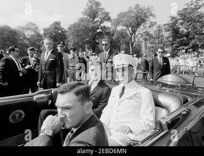 Indirizzo di inizio alla United States Military Academy, West Point (New York), 10:01. Il presidente John F. Kennedy e il sovrintendente dell'accademia militare degli Stati Uniti (USMA), il generale maggiore William C. Westmoreland, siedono nella sede posteriore della limousine presidenziale (Lincoln-Mercury Continental convertibile) dopo l'arrivo del presidente Kennedyu0027s per gli esercizi di laurea all'USMA, West Point, New York. Assistente speciale del presidente, Kenneth P. Ou2019Donnell, siede di fronte. Anche nella foto: Segretario dell'Esercito, Elvis J. Stahr, Jr.; Generale Maxwell D. Taylor; Casa Bianca Segreto Ser Foto Stock