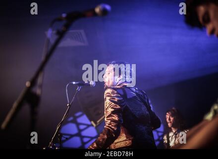 Jamie Reynolds dei Klaxons che si esibisce dal vivo sul palco The Hackney Oslo a Londra Foto Stock