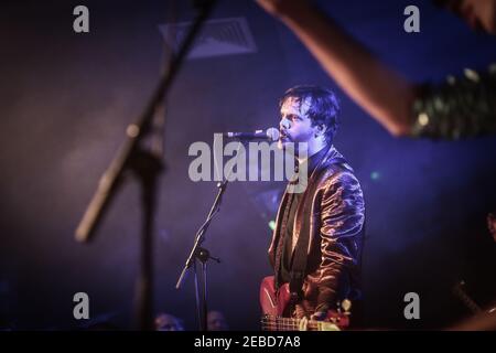 Jamie Reynolds dei Klaxons che si esibisce dal vivo sul palco The Hackney Oslo a Londra Foto Stock