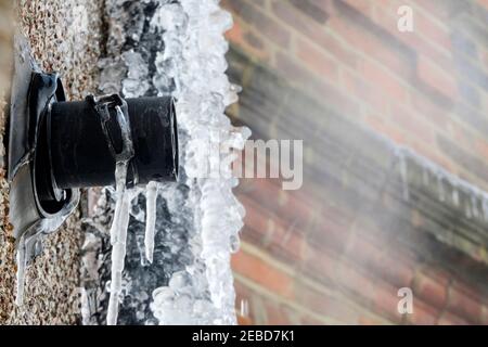 Caldaia a riscaldamento centralizzato che emette vapore durante la giornata invernale di congelamento, Regno Unito. Foto Stock