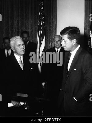 Giuramento in cerimonia, John McCone, Direttore della Central Intelligence Agency (CIA), 11:30. Il presidente John F. Kennedy parla con John McCone alla cerimonia di giuramento di McCone come direttore dell'Agenzia di intelligence centrale (CIA). In piedi sullo sfondo (L-R): Il senatore Henry M. u201cScoopu201d Jackson (Washington); Glenn T. Seaborg, presidente della Commissione per l'energia atomica (AEC); e il capo della Corte Suprema degli Stati Uniti, Earl Warren. Sala armadio, Casa Bianca, Washington, D.C. Foto Stock