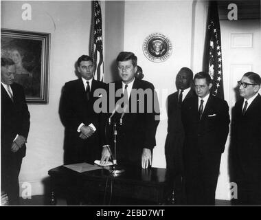 Presentazione del Parvin Award [Dag Hammarskju00f6ld Memorial], 16:15. Il presidente John F. Kennedy (in piedi ai microfoni) commenta la cerimonia di premiazione della Fondazione Albert Parvin in occasione della fondazione Dag Hammarskju00f6ld Presidente del Governo e del diritto presso la Scuola Nazionale di diritto di Leopoldville (Repubblica Democratica del Congo). William O. Douglas, il capo della giustizia associato della Corte Suprema degli Stati Uniti, si trova all'estrema sinistra; il Dott. Jaime Benu00edtez, direttore della Fondazione Parvin, è secondo dalla destra. Anche elencato nel programma del Presidentu0027s come a. Foto Stock